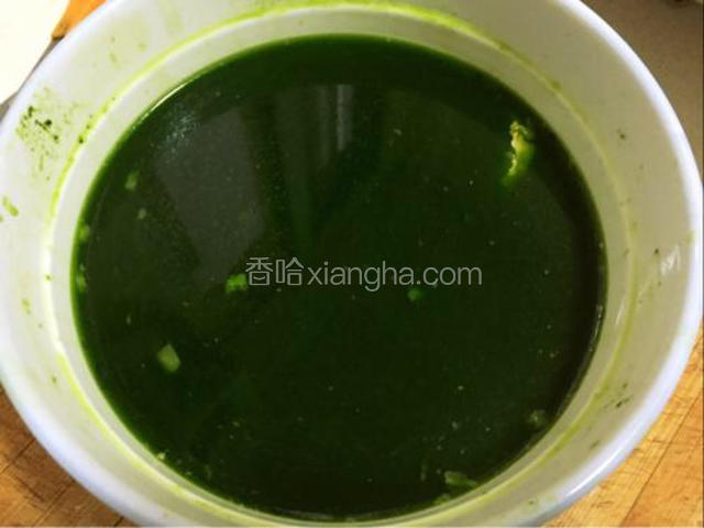 菠菜洗干净切三厘米长小段，分次放入料理机，加一点水榨成菠菜汁，用笼布过滤菠菜渣，留出菠菜汁！