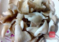 平菇炒西兰花的做法图解2