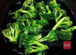 平菇炒西兰花的做法图解5