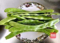 腊肠炒扁豆的做法图解1