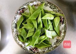 腊肠炒扁豆的做法图解2