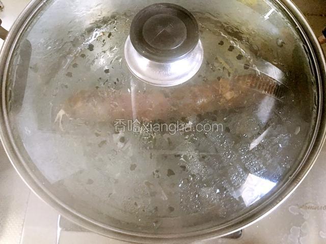 腊肠上锅蒸熟。切块备用。