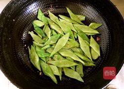 腊肠炒扁豆的做法图解4