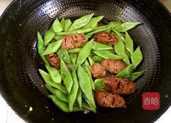 腊肠炒扁豆的做法图解5