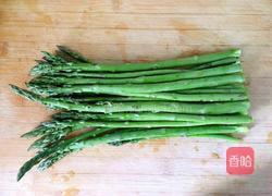腊肠炒芦笋的做法图解1