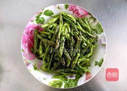腊肠炒芦笋的做法图解2