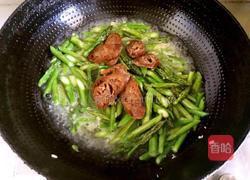 腊肠炒芦笋的做法图解5