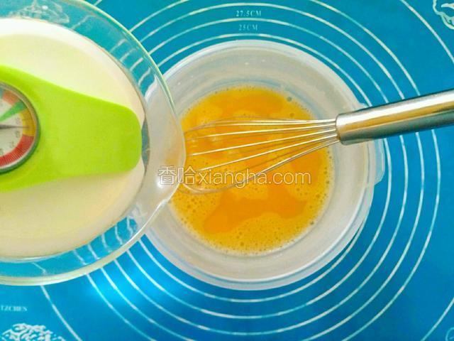 加入开水和盐搅拌均匀，温度大概在60度左右