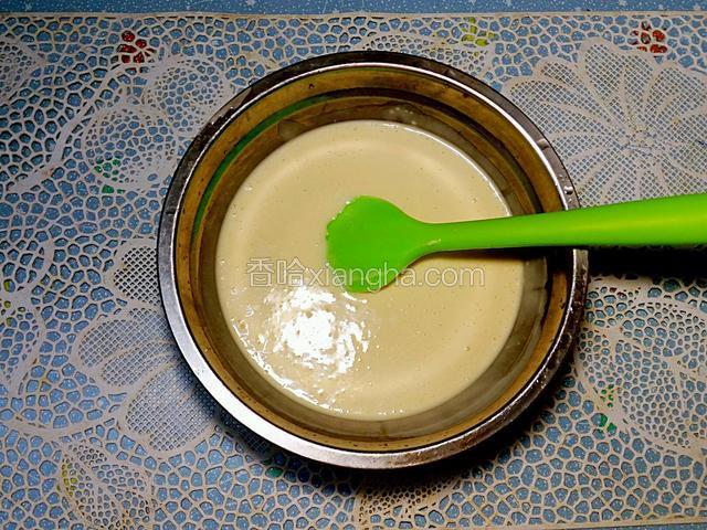 篩入低筋麵粉和泡打粉拌勻至無粉粒，靜止20分鐘