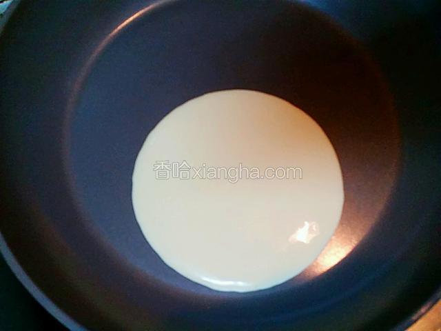 如果沒有模具，請將一勺的麵糊垂直一次過倒入已慢火燒熱的鍋裡，麵糊自然的攤開呈圓形