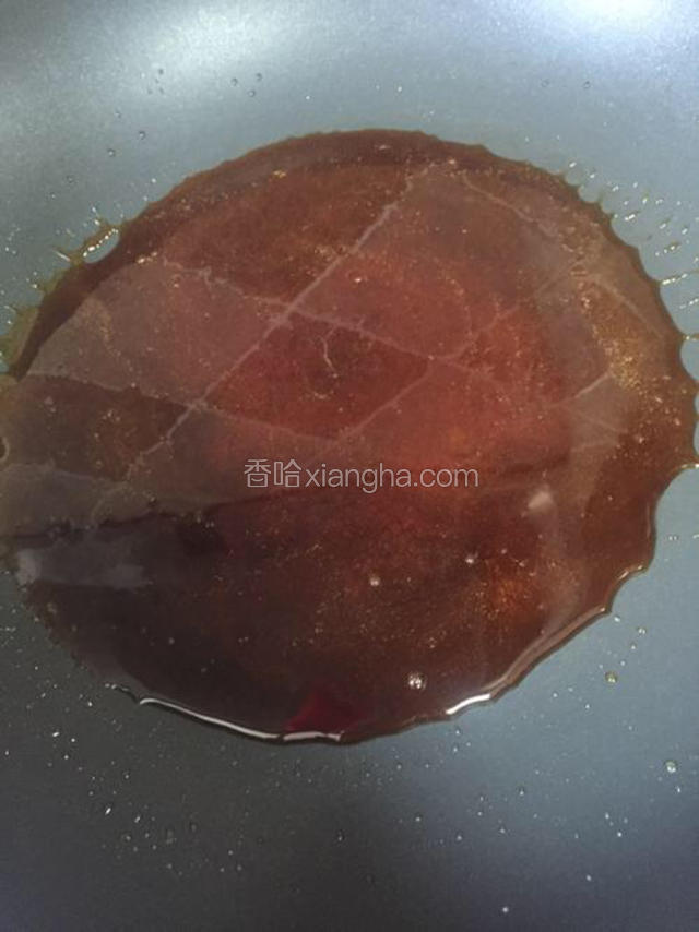 糖液至焦糖色时关火，加入黑芝麻，搅匀