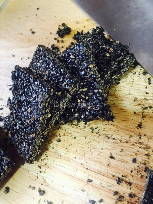 切成自己喜欢的形状，放凉之后就可以吃了，又香又脆！