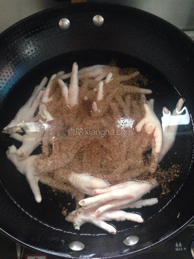 锅里加入适量水，鸡爪冷水下锅，加入适量的花椒（我加的花椒粉）大火煮沸后转中火煮1分钟