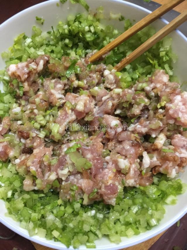 肉加芹菜加酱油和盐、鸡精、油、搅拌均匀