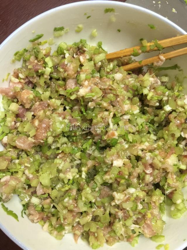 加葱蒜末和姜末、一起搅拌均匀