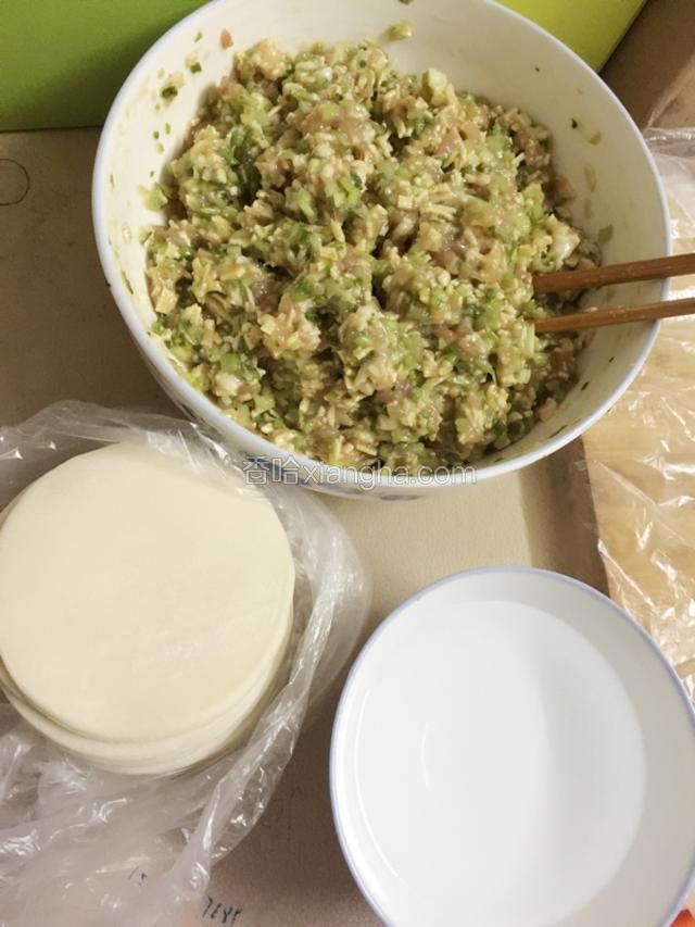 皮是现成的、准备一碗水、