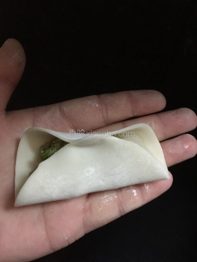 把皮周边粘水、加馅料、馅料不要太多、肉熟以后会涨