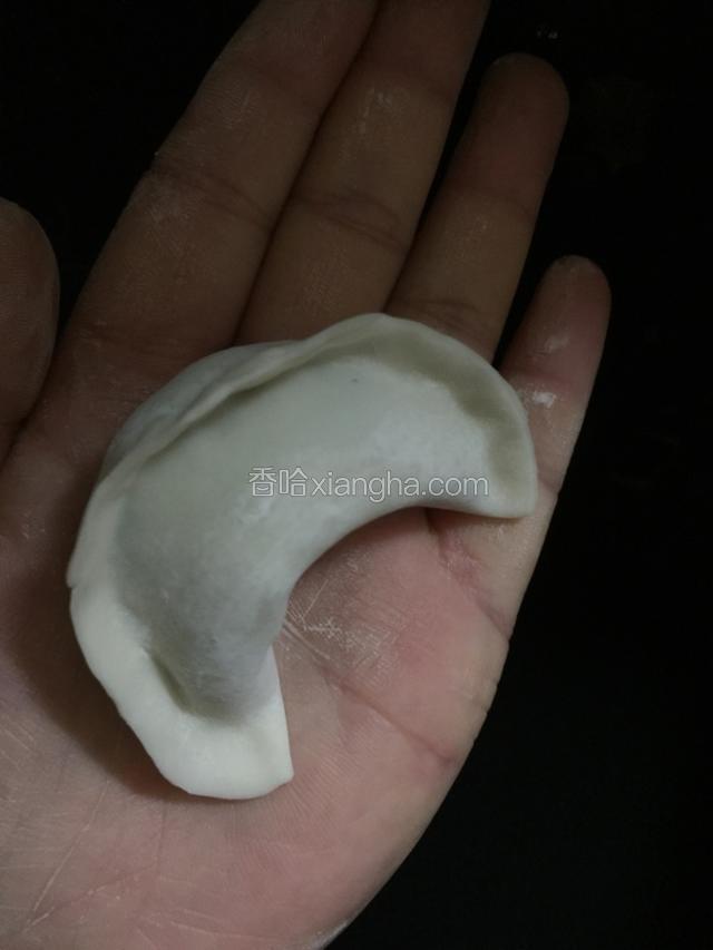 中间捏起、再捏两边！要捏紧紧的要不然会烂