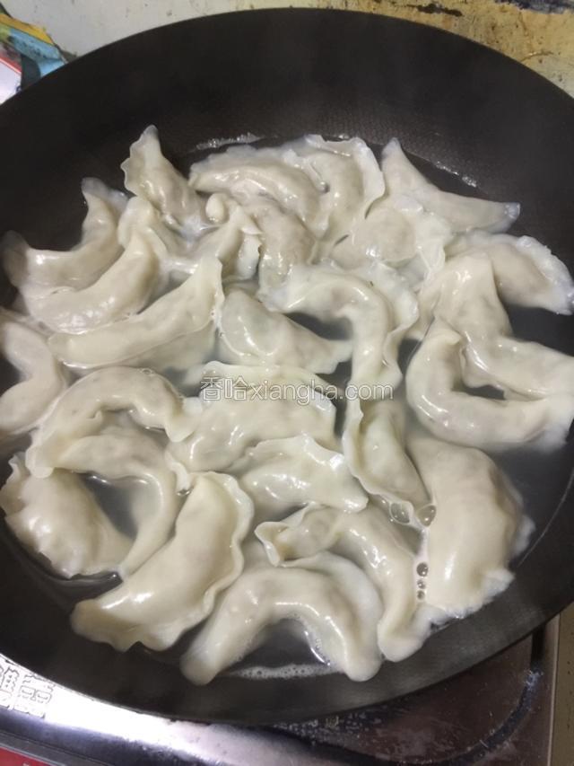 将饺子下里面、不要使劲搅、从底部向上抄起不粘锅底、大火烧开、加两次凉水烧开闷一分钟即可、