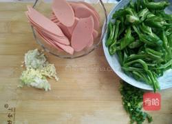 青椒火腿的做法图解1