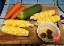 青紅蘿蔔愛心湯的做法图解1