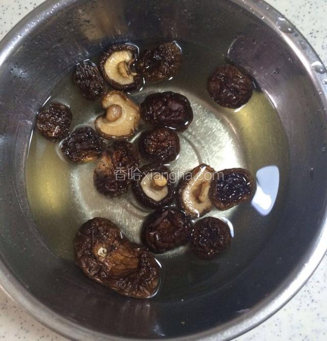 干香菇清洗干净之后泡水15分钟就可以了