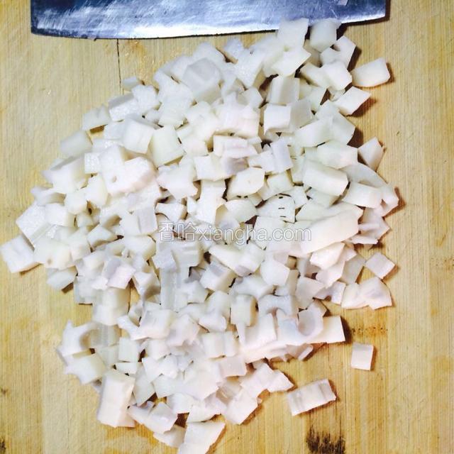 莲藕去皮，切成碎丁，我自己切的实际上比图片更细