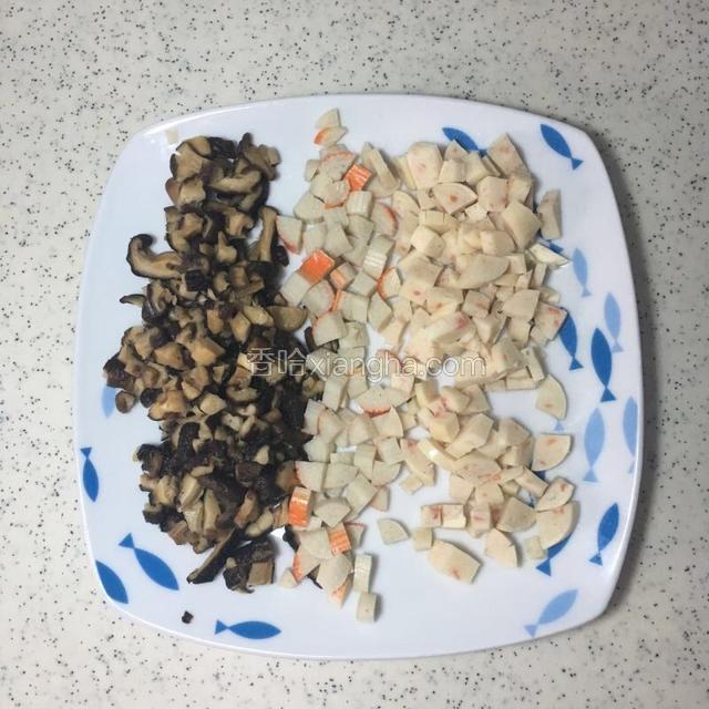 泡好的干香菇和 蟹肉棒 鸡肉肠一起切细丁。