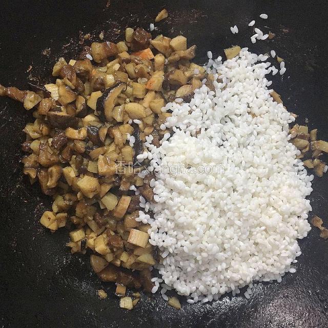 后把泡好的糯米和卤肉丁等切好的配料食材一起放进去