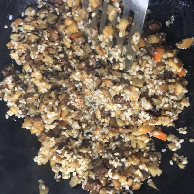 加料酒和生抽盐搅拌，糯米蛋的馅料就好了