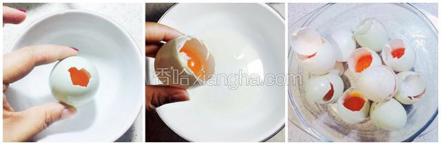 从生咸鸭蛋的尖头那侧开个口，让蛋清流出，只保留蛋黄。开口不需要太小，这样方便把馅儿装进去。我是用尖头刀切开的咸蛋，大家弄的时候要小心点手！只要能保持相对完整的蛋形，管你用什么器具。