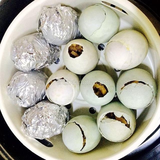 鸭蛋都灌满后，上锅蒸1个小时香喷喷的糯米蛋就ok了！（高压锅30分钟）