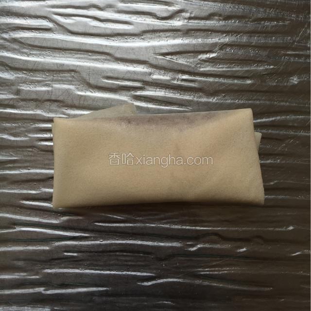 自下而上再卷起，卷紧实；