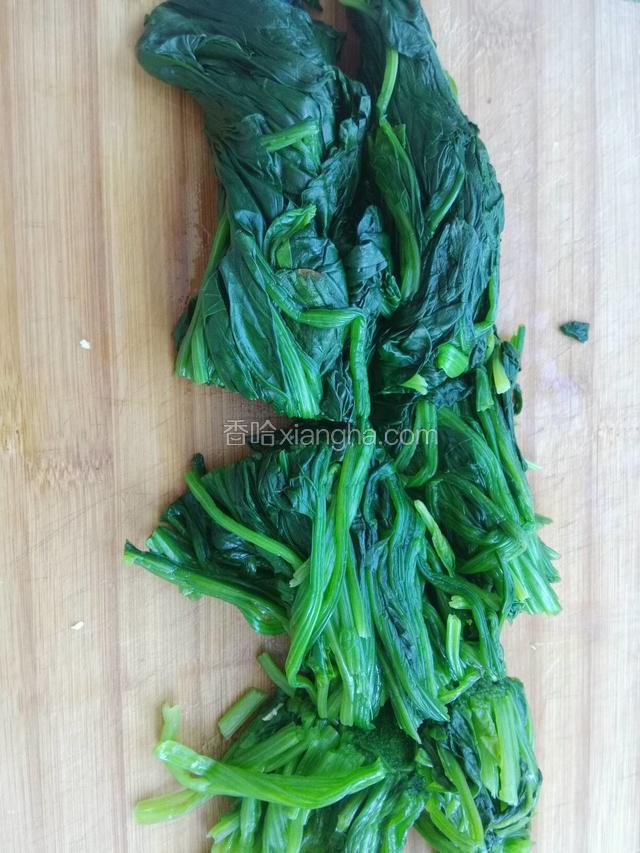 焯好的菠菜沥干切段