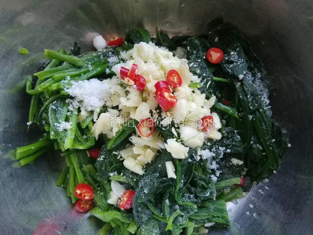 放一容器内，加盐，鸡粉，醋，酱油，香油，葱花，蒜末，米椒粒。