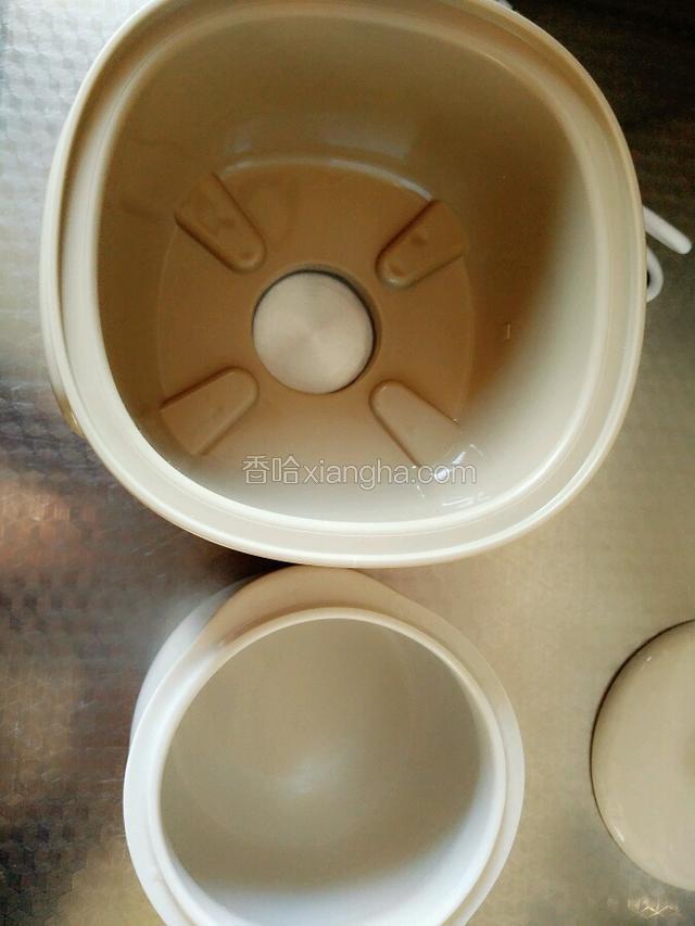 第一次使用，先把陶瓷煲洗净备用。