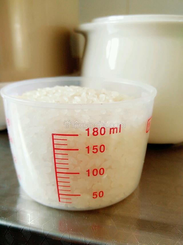 180毫升的小杯，我放了两杯（冒尖了，应该比180毫升多），煮好了发现很多，足够饭量小的四口人吃了。所以下次可以放入一杯半大米。