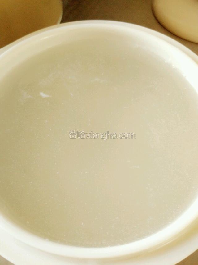 加入适量水，因为炖锅很小，容器很深，所以，平时用电饭锅煮饭的水量只要超过大米大约一个手指关节就行，这个很深，所以水量是两个手指关节。