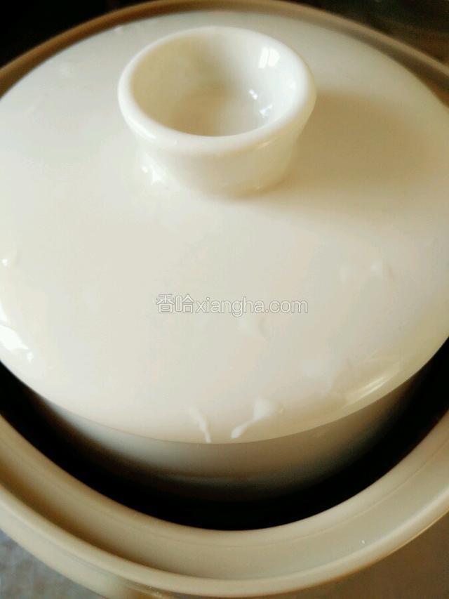 盖上陶瓷锅盖。