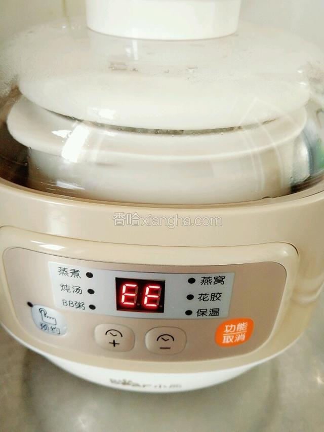 大约0.5个小时开锅，一个小时饭熟了，开始响起提示音，拔掉电源，不要马上取出，太热了。最好稍微晾凉再操作，或者垫上手套或者布操作。