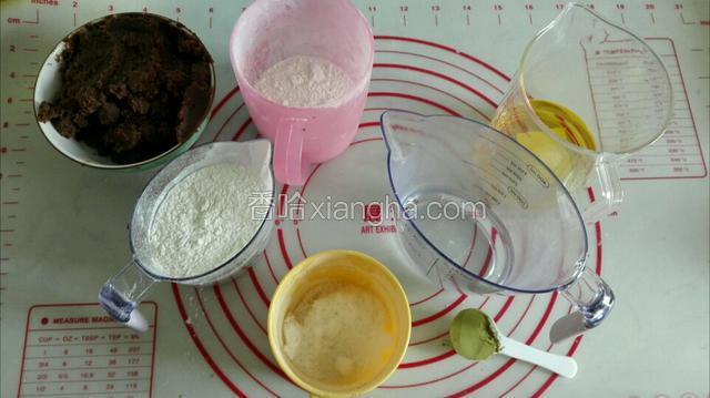 准备食材，粉类称重，红豆沙提前一天备齐