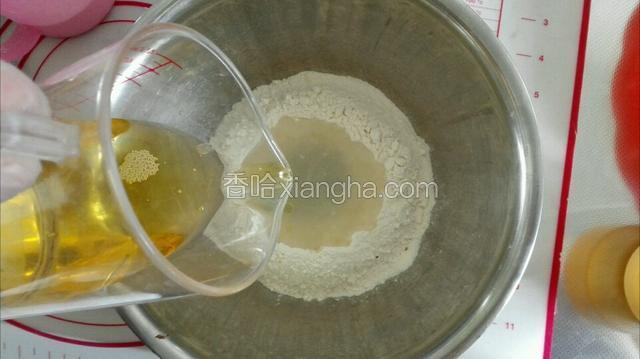 在放入40克食用油和成软一点面团