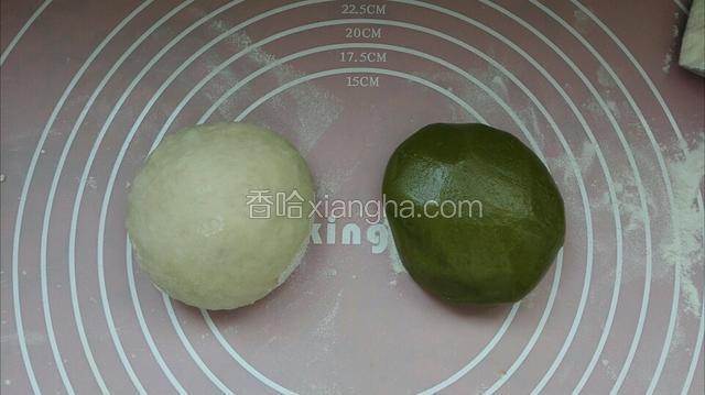 然后把两种面团盖上湿布饧制30分钟
