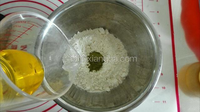 低筋面粉和抹茶粉放入盆中，加入40食用油和成面团