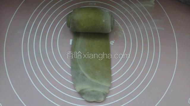 然后在擀成长园面皮，从一边卷起在松弛10分钟