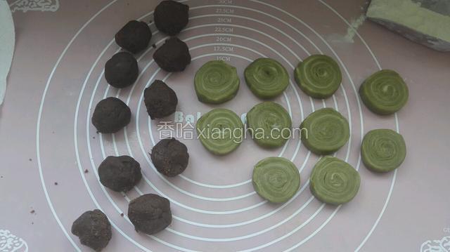 在准备好红豆沙馅