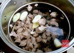 清炖牛肉萝卜汤的做法图解3