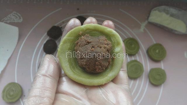 放入适量红豆沙馅
