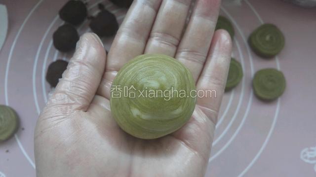 倒扣过来一个抹茶酥完成了，剩下依次类推
