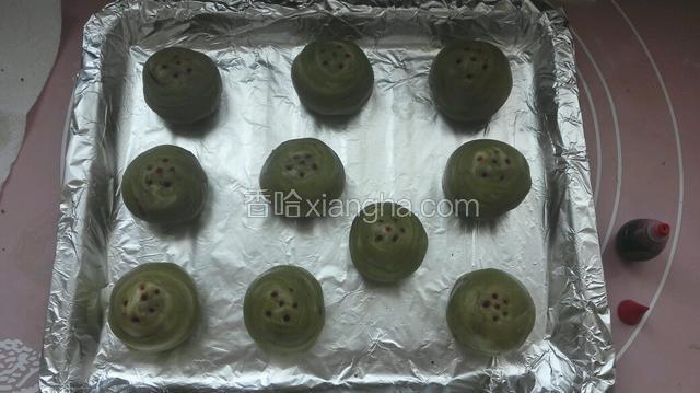 然后放入烤箱中留出间距，用食红在表面点上红点（没有可以省略）